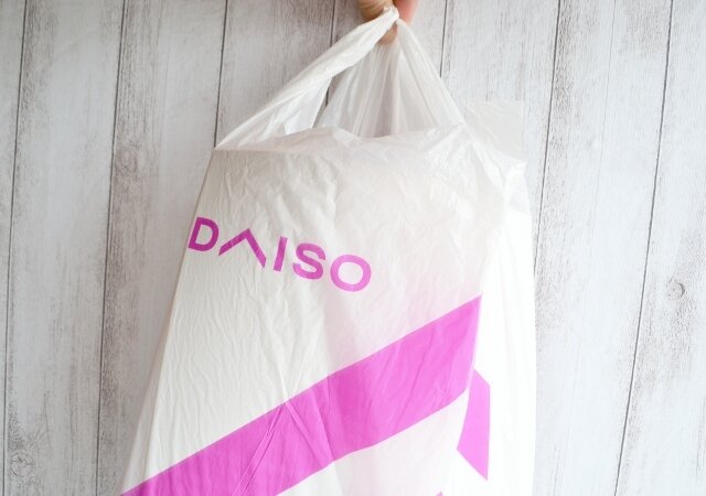 ついにダイソーも買い物袋有料化へ ビニール袋のお値段は 人気のエコ